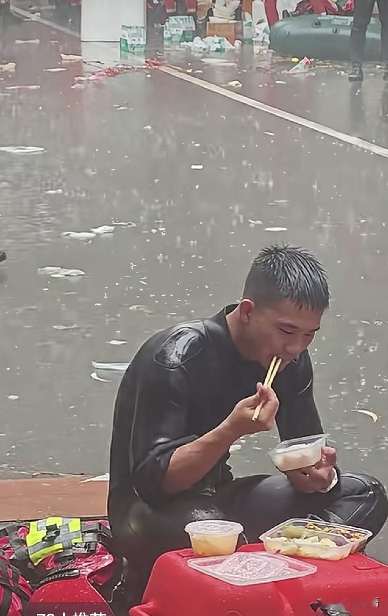 我们的子弟兵太辛苦了，救援现场一看真让人心疼啊，顶着大雨坐那儿吃饭太辛苦了，为我