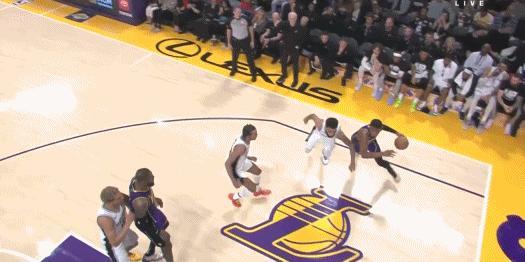 NBA赛场镜头：八村垒这个球确实厉害！
  打进这个球，需要核心力量、需要臂展、