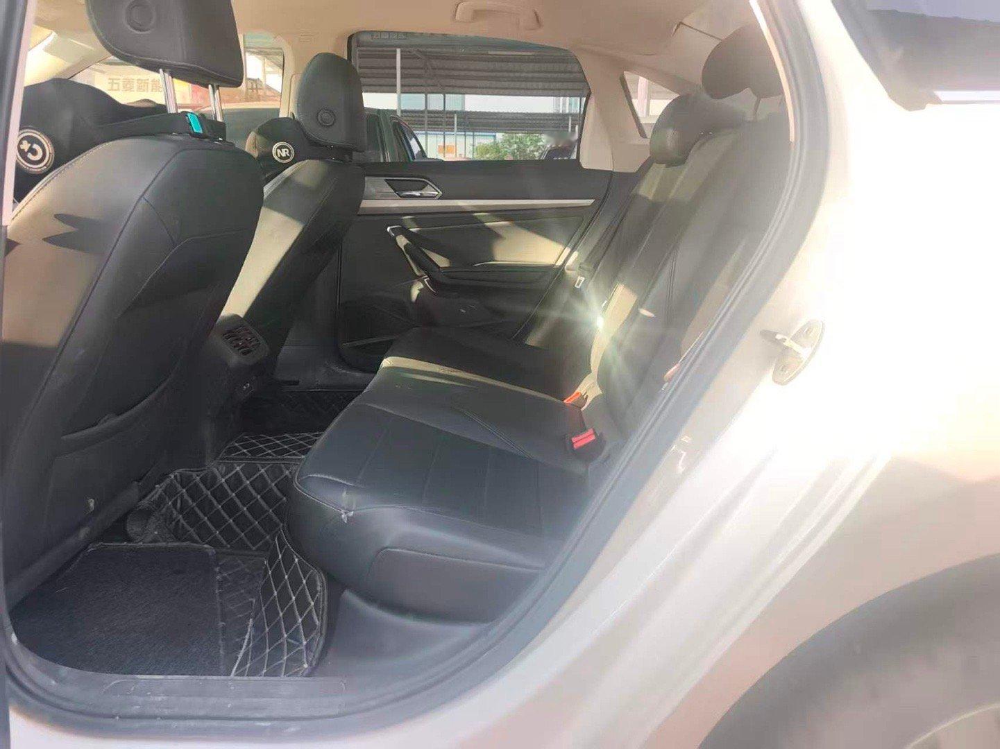 拿下2019年新款大众朗逸，1.5L自动挡 带天窗 ，一手 6.9万，有200公