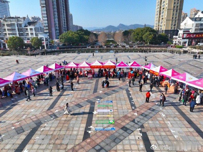 台州新春党群市集绘就惠民暖心画卷台州天台天元广场的“银景集市”年味十足、烟火气拉