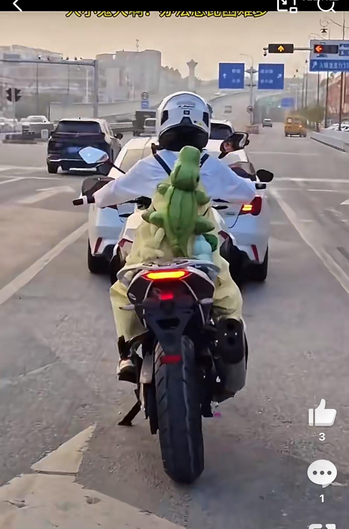 为啥这种短腿小土豆要骑这种大洋马呢？等红绿灯，腿够不着地，只能先把腿撑打开，让摩