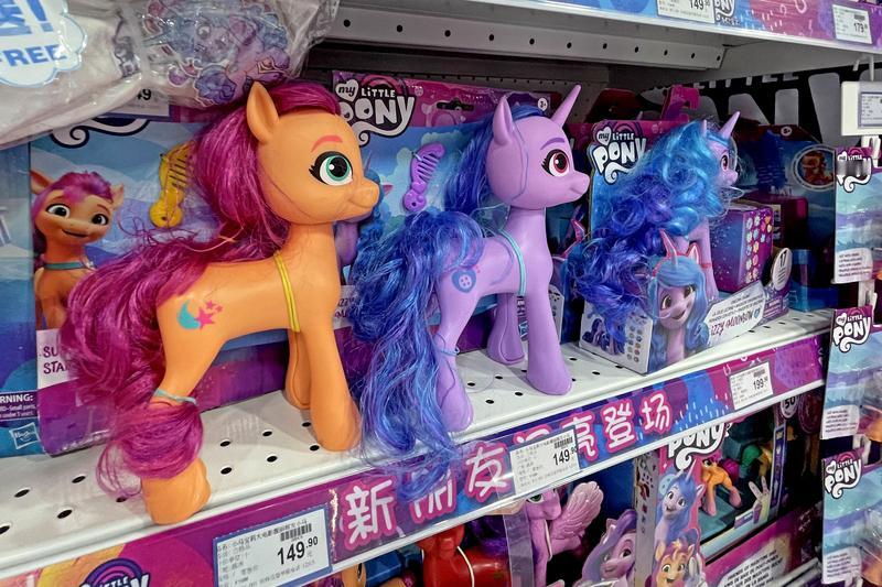 最近看到一个视频，一位农民工父亲返乡前在潮玩店给女儿挑新年礼物。他不懂流行卡通，