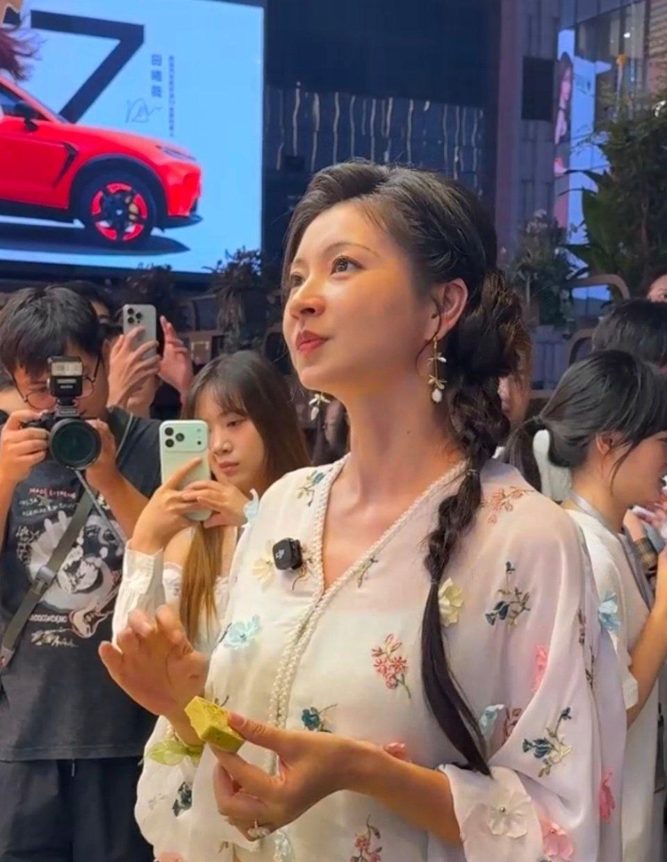 43岁眉姐姐斓曦现身重庆观音桥好吃街逛街吃大排档被网友偶遇，她斜扎麻花辫，身穿白