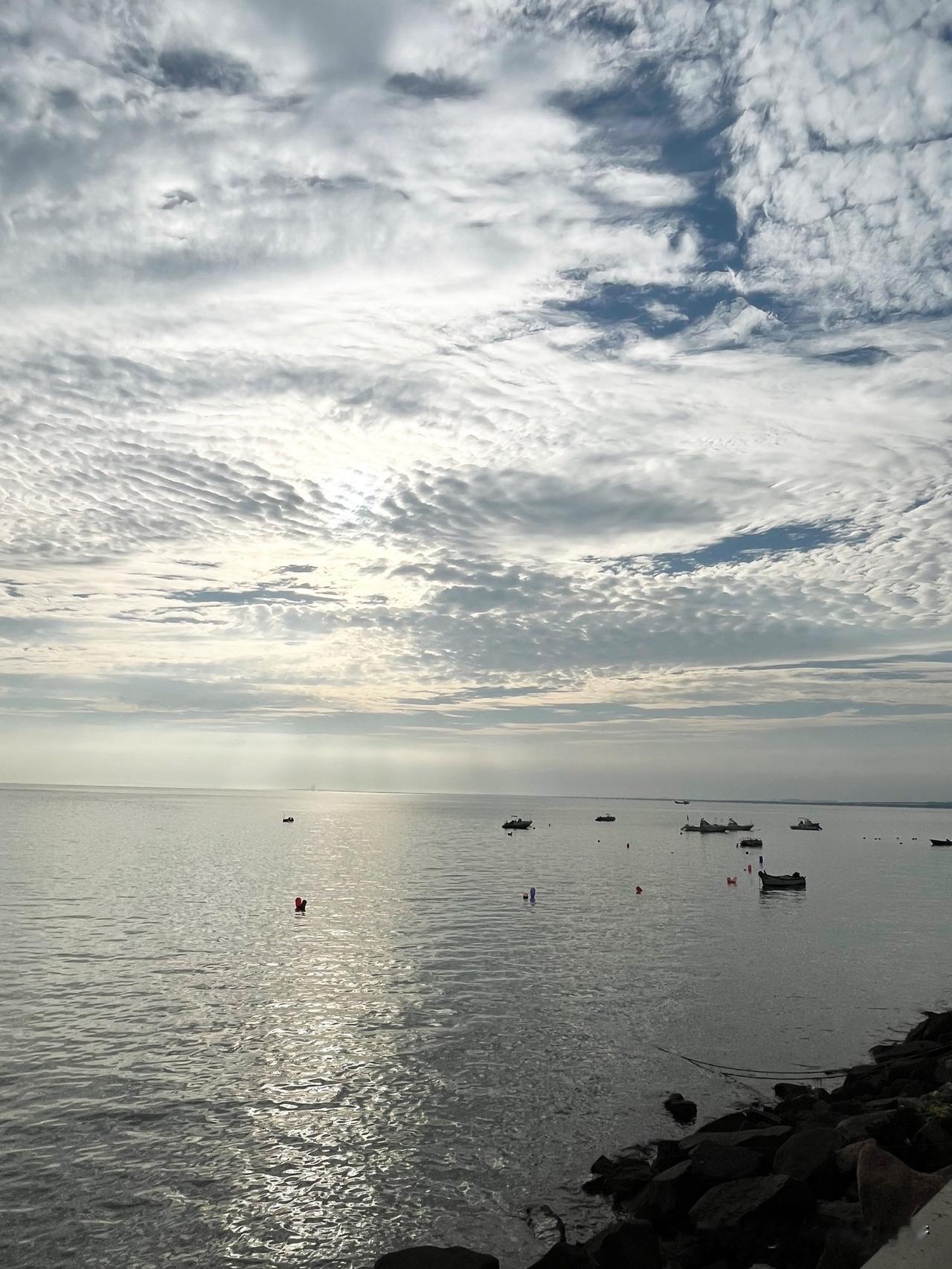 夏日的傍晚，天空与海面在述说同一个世界。