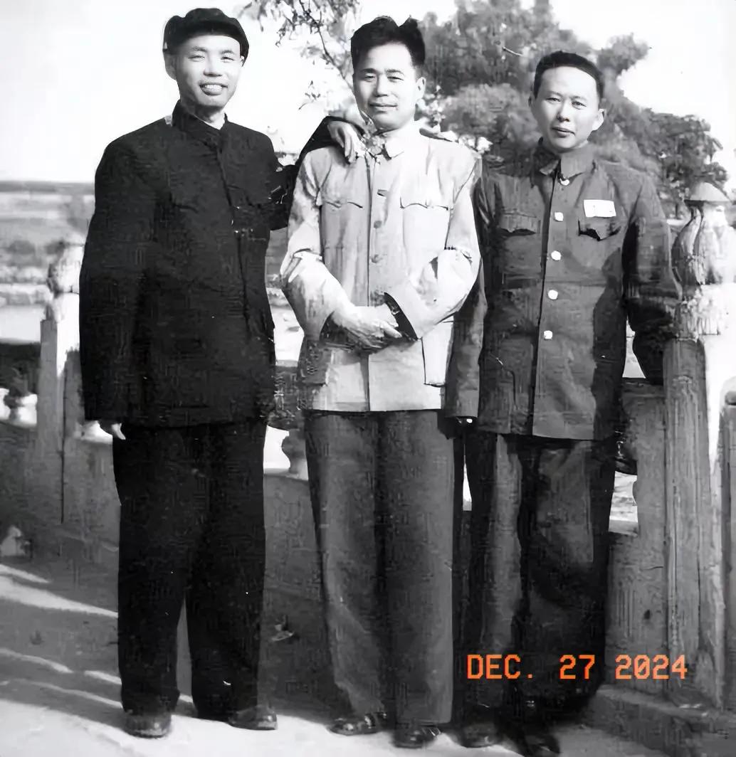 上世纪50年代
三位人民解放军高级将领，左至右鲍先志中将、王近山中将和曾绍山中将
