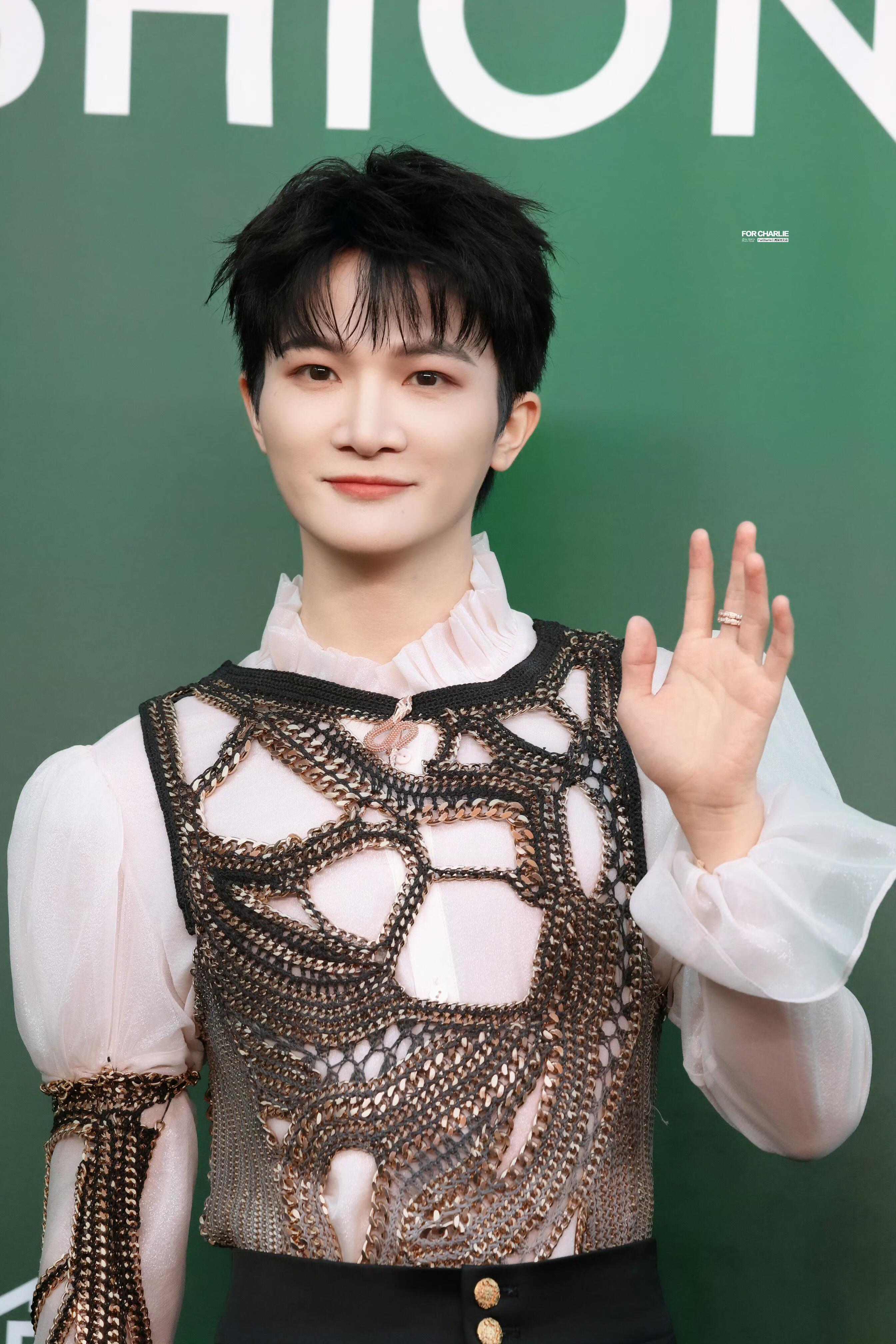 人群中最元气的是我们周深呀[期待]如何在VOGUE现场发现周深 ​​​
