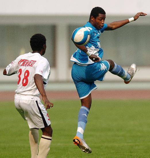 阿布巴卡尔的职业生涯轨迹颇具传奇色彩，他从中国起步，足迹却遍布全球。离开金德后，