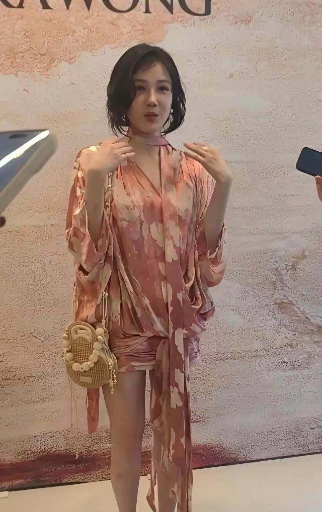 太夸张了，陈小纭这腿细得离谱，大腿和小腿几乎都快一样细了。 