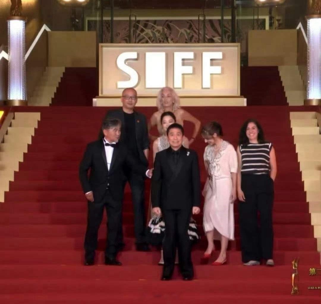 梁朝伟，太尴尬了！6月13日，上海国际电影节红毯上，梁朝伟把局促演绎到了极致，一