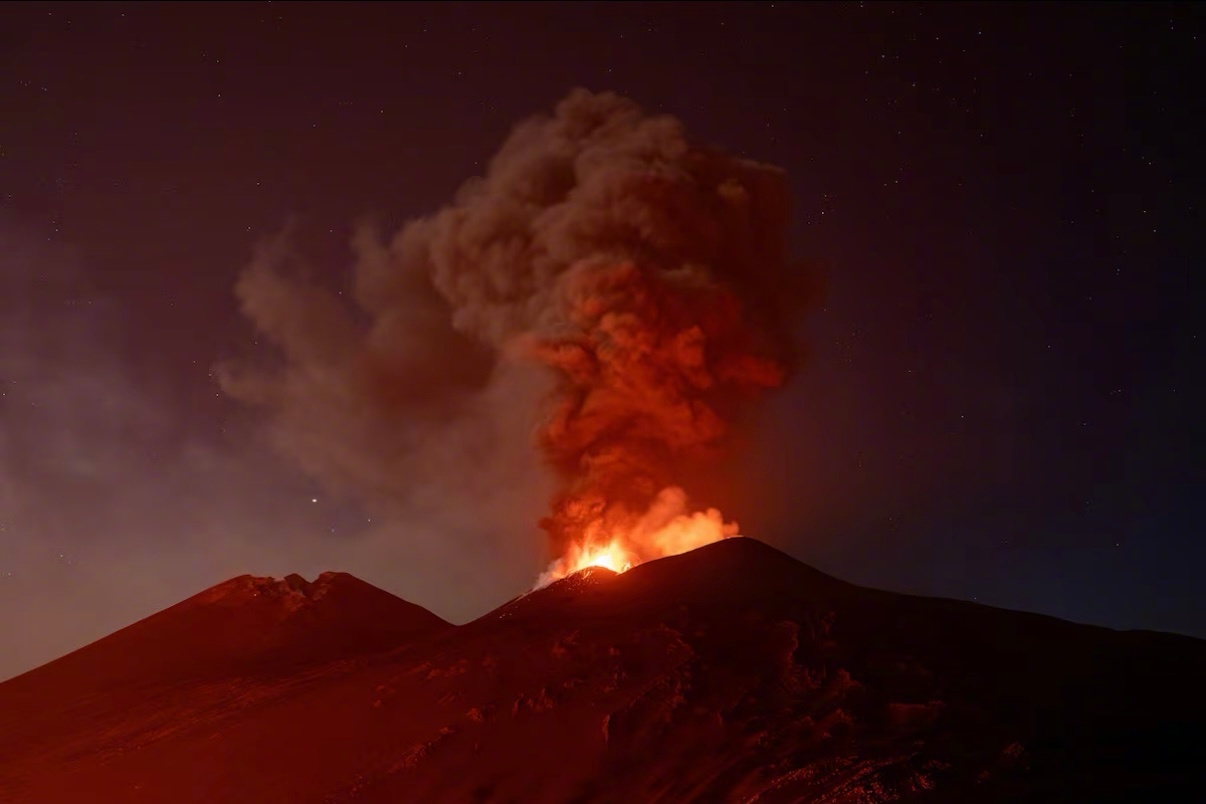 【埃特纳火山喷发致卡塔尼亚机场暂停进港航班】8月10日，意大利西西里岛埃特纳火山