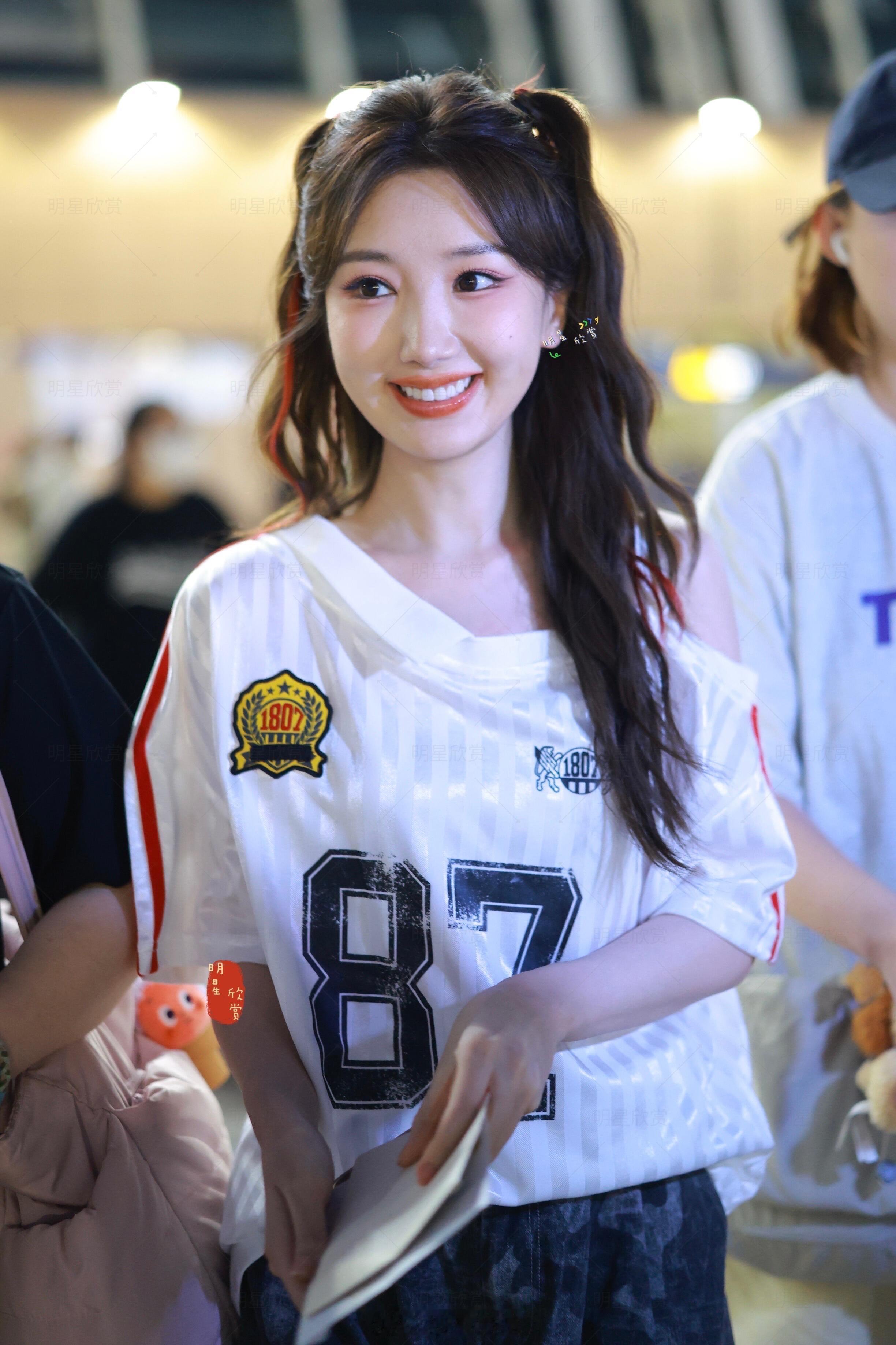 毛晓彤260702上海出发生图青春洋溢的足球宝贝世界杯