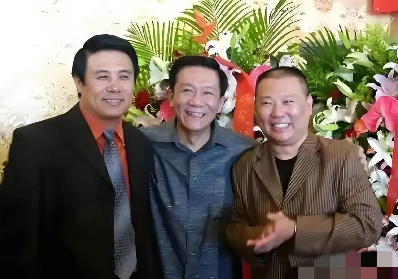 2004年，侯耀文与新收的两个徒弟荆林野与郭德纲，师徒三人都笑得非常开心，难得一