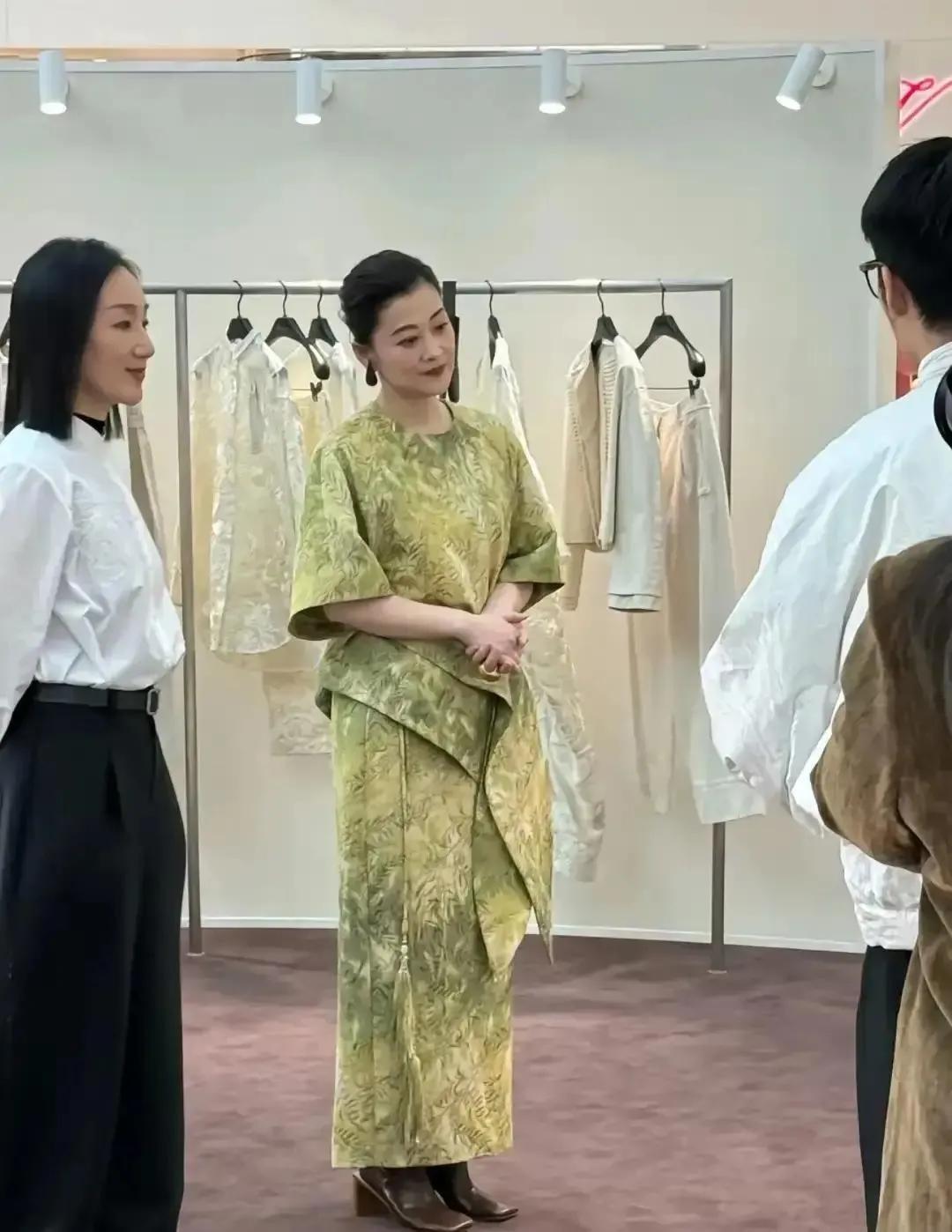 谁能想到这是49岁的梅婷！✨
现身杭州万象城被偶遇，一身新中式绿裙太绝了！
盘发