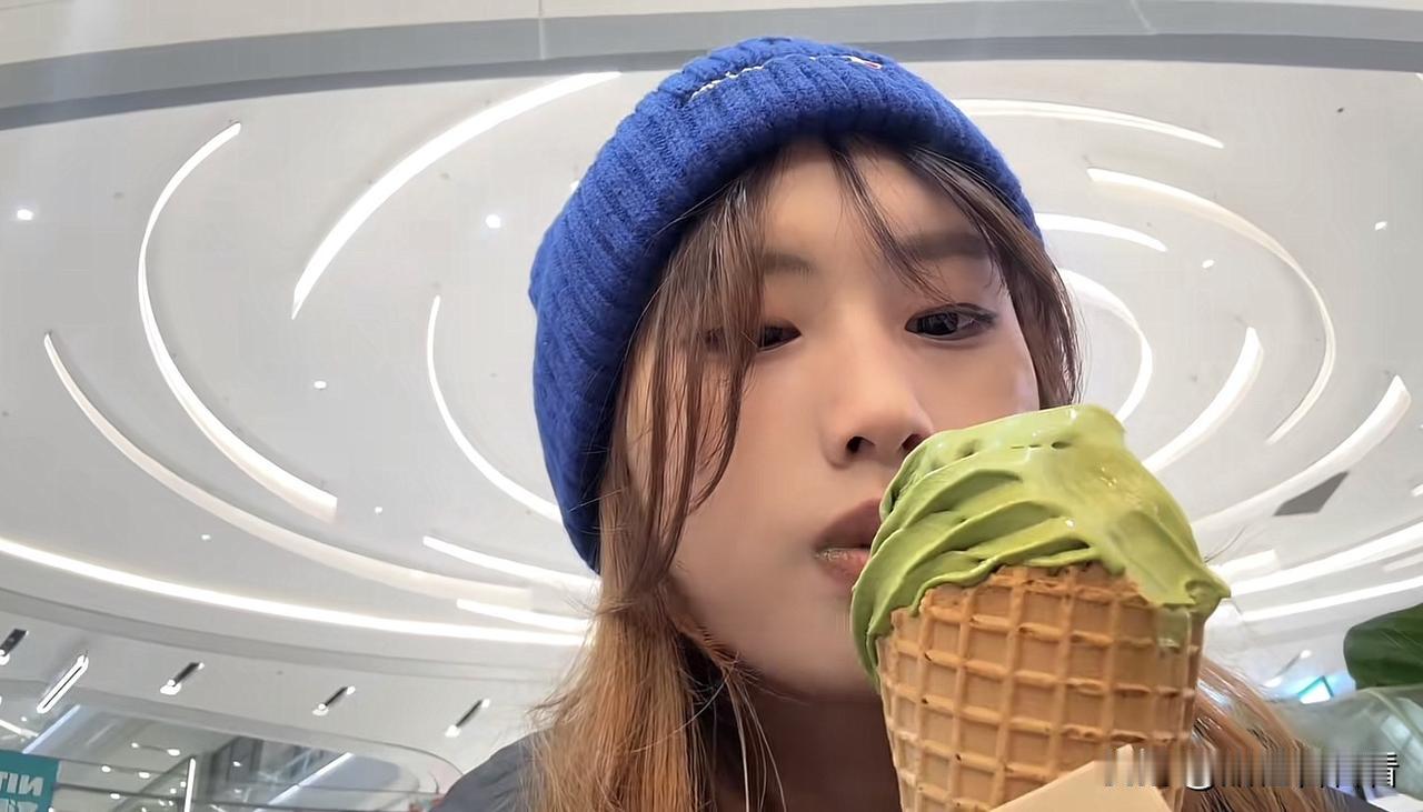 都说徐朵的牙齿像冯小刚，其实人家的还真不是龅牙，这牙齿整整齐齐，应该是小时候就矫