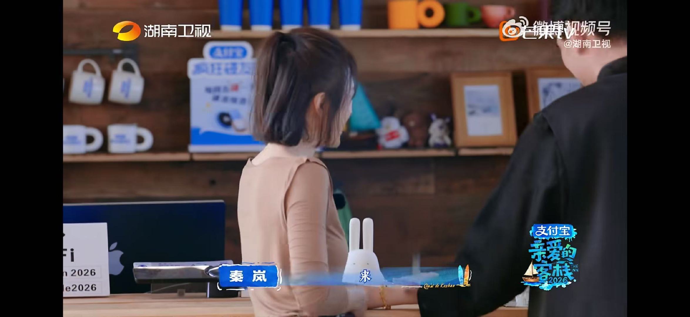 秦岚徐志胜排队看中医亲爱的客栈没有刻意安排，全员安安静静排队看中医，这才是最自然