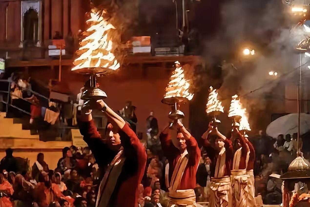 公元843年，唐武宗下了一道密令：杀光全国摩尼教徒。但杀法很特别，先给他们剃光头