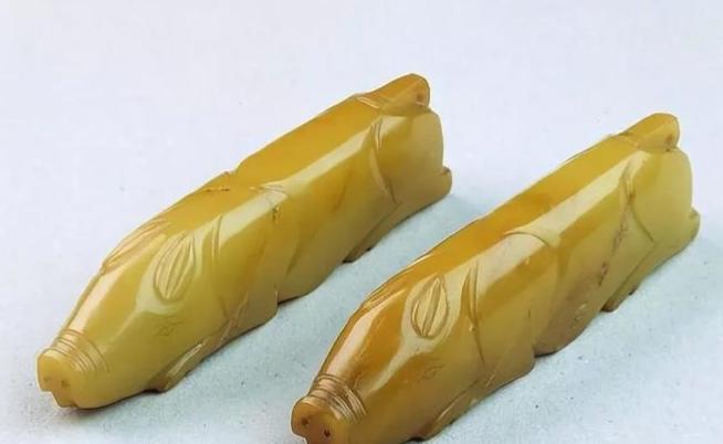 1962年，连云港一男一女两个小孩子上山割猪草，无意间捡到两只黄玉猪，大人们嫌晦