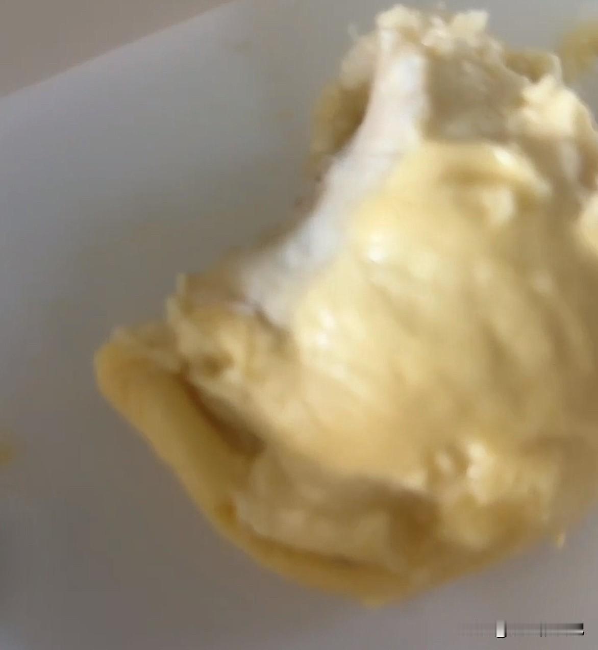 儿子最怕我买榴莲回来吃，只要我们在家吃了，他一进屋就是满脸嫌弃，而且不停的说，太