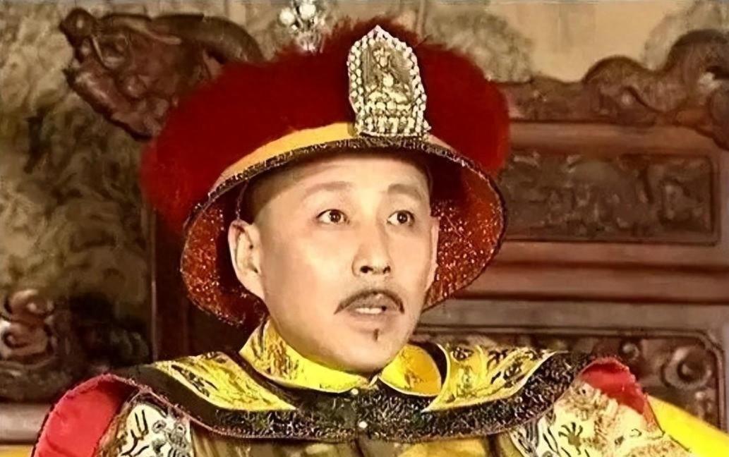 康熙下乡微服私访，到一位老妇人家中用餐，不料被老妇阻止坐某个位置，最后赏赐黄马褂
