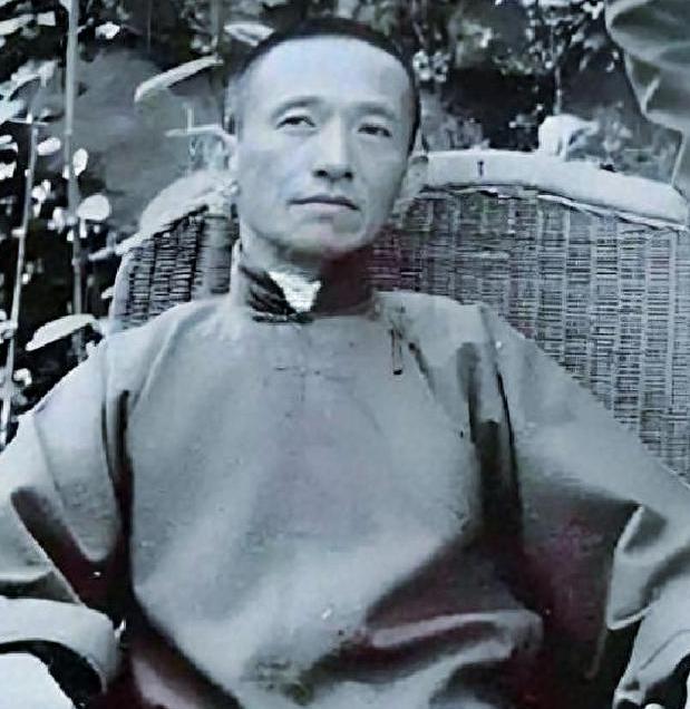 他曾是蒋介石身边的“红人”，手握尚方宝剑，连宋美龄都要对他礼让三分；可谁能想到，