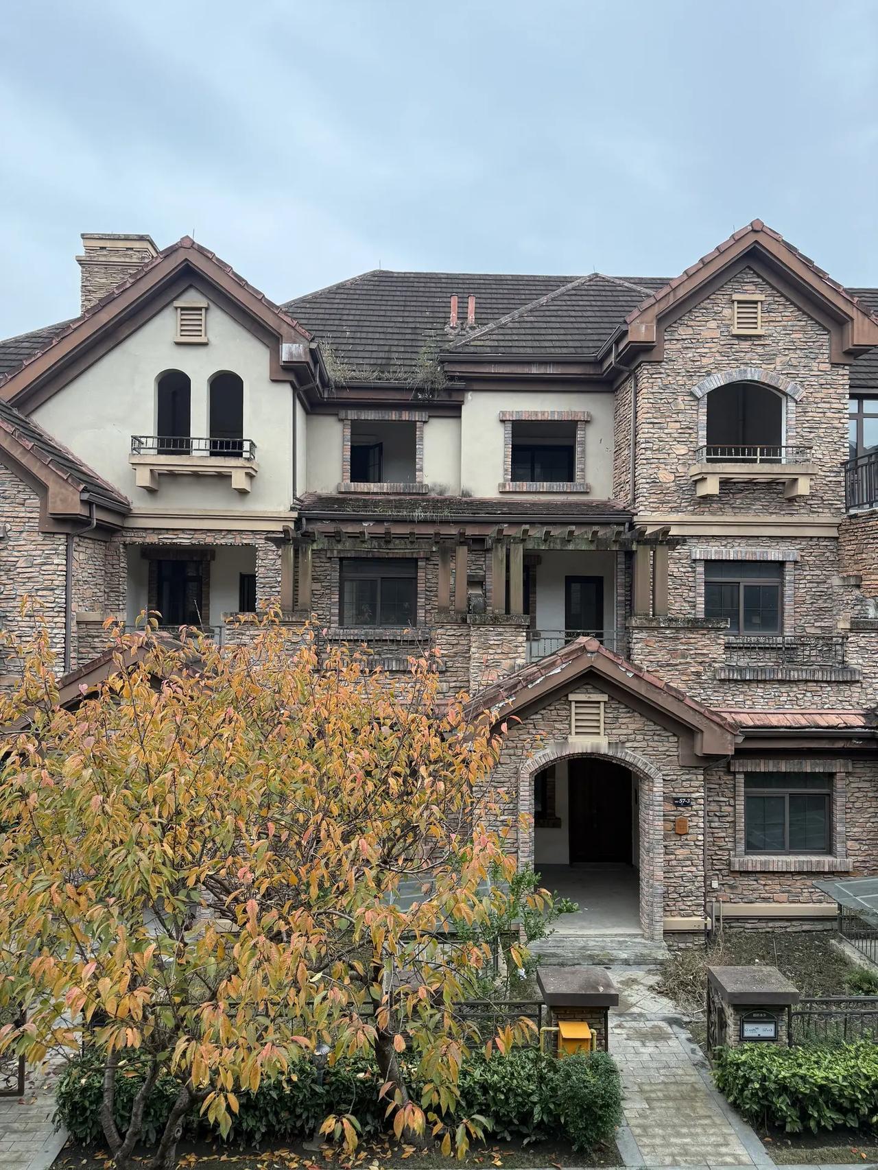 商业+地铁全配套！捡漏270 ㎡大联排！谁懂啊！牧马山销量TOP的别墅直接砸出历