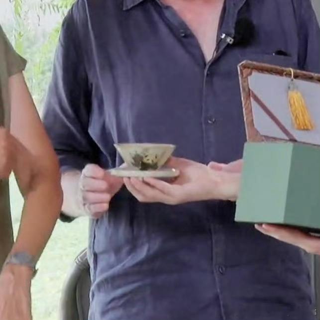 有一种饱叫王俊凯觉得你没吃饱小凯送的礼物真的好用心好好看啊  是一个熊猫的茶杯，