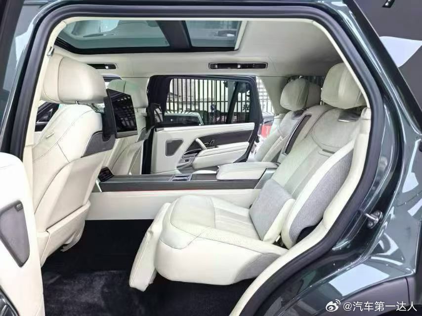 路虎揽胜行政SV尊荣创世加长4座，高定版配色 