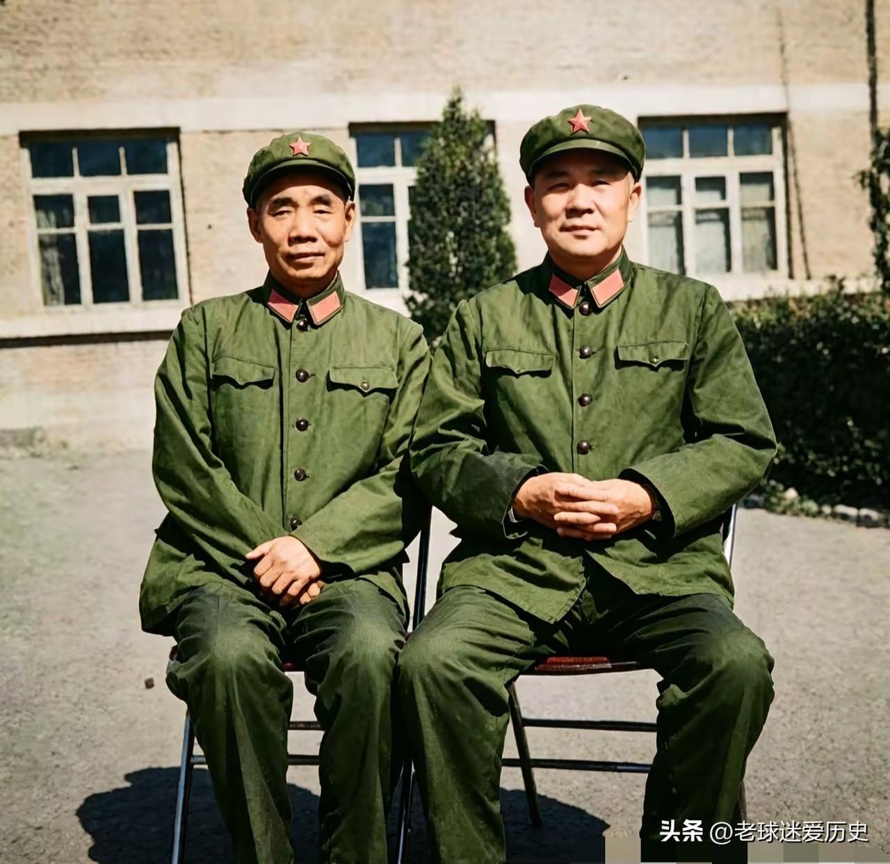 这张老照片，定格下开国中将吴信泉与开国上将刘震并肩而坐的珍贵瞬间。两人身着65式