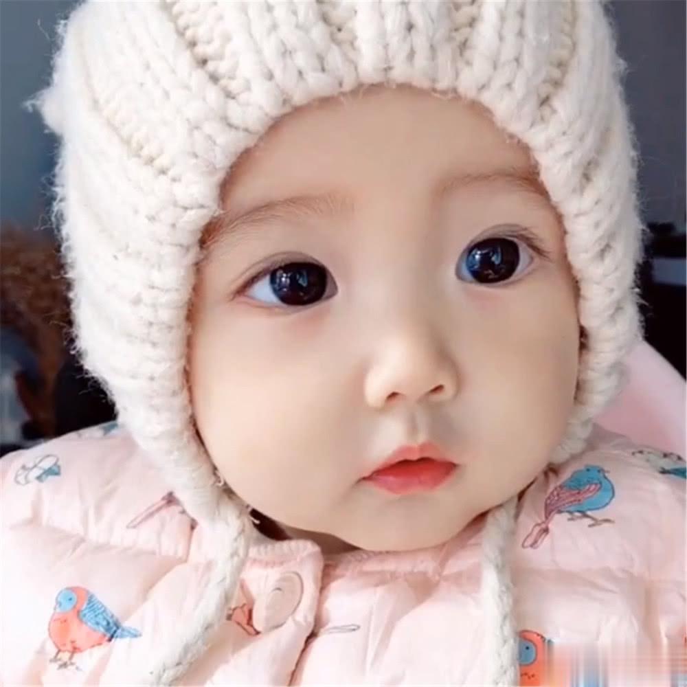 小孩子经常玩手机，眼睛不好，甚至小小年纪就戴眼镜，这个近视镜一戴上一辈子就难摘掉