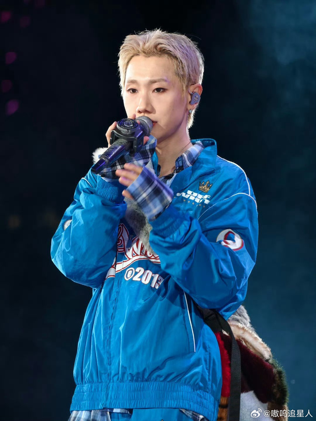 汪苏泷穿三条裤子确实见外了汪苏泷演唱会穿三条裤子汪苏泷演唱会坐台阶上和粉丝聊天，
