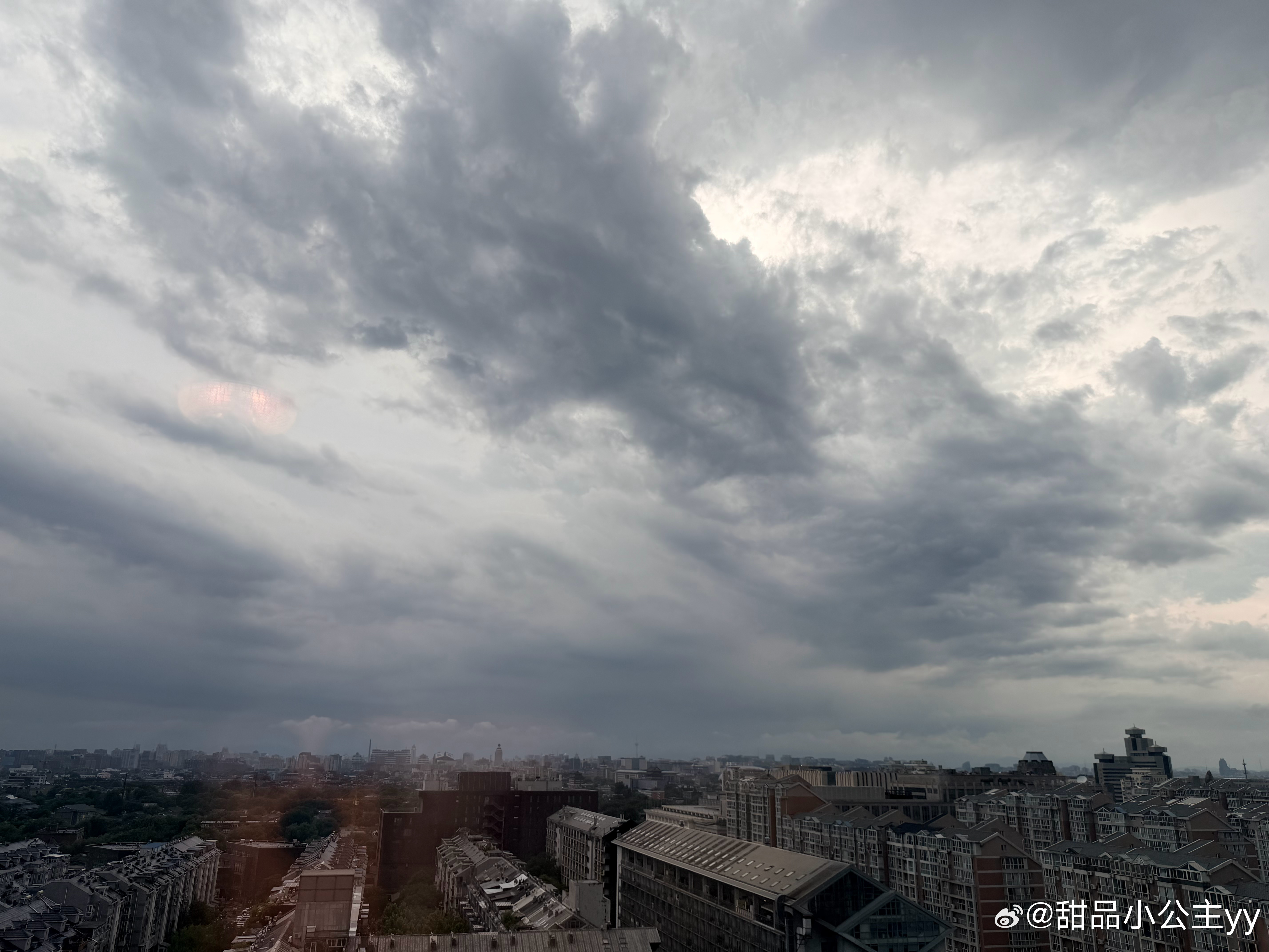 北京暴雨刚才外面那个感觉就跟演电影一样，我感觉雾蒙蒙，实际打开窗户一看是雨太大了