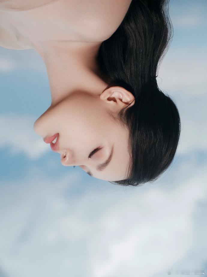 林允裸色纱裙造型林允的这身裸色纱裙，搭配她的优雅姿态，仿佛在叙述一个关于贵族世家