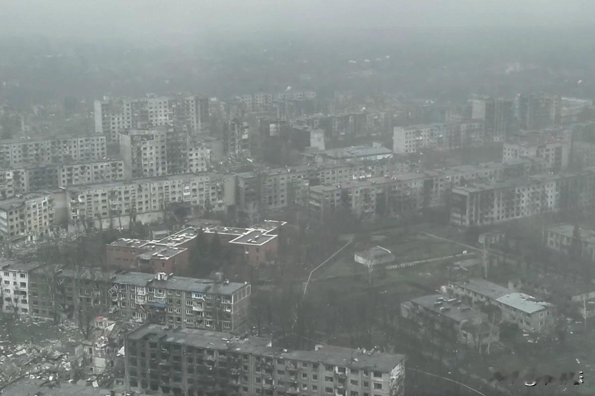 家人们谁能想到！乌克兰东部的米尔诺赫拉德已经被战火蹂躏成了人间炼狱！这个距离关键