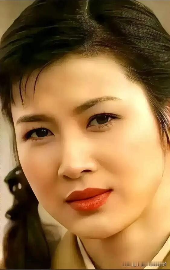她美的不知道怎么形容了，肤白貌美，唇红齿白， 美貌如仙，珠圆玉润，说的就是她，曾