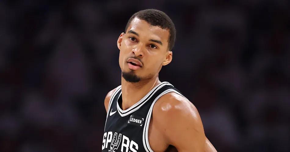 文班：我可以在NBA比赛中拿100分！要怎样才能拿到100分？
首先肯定要有热巴