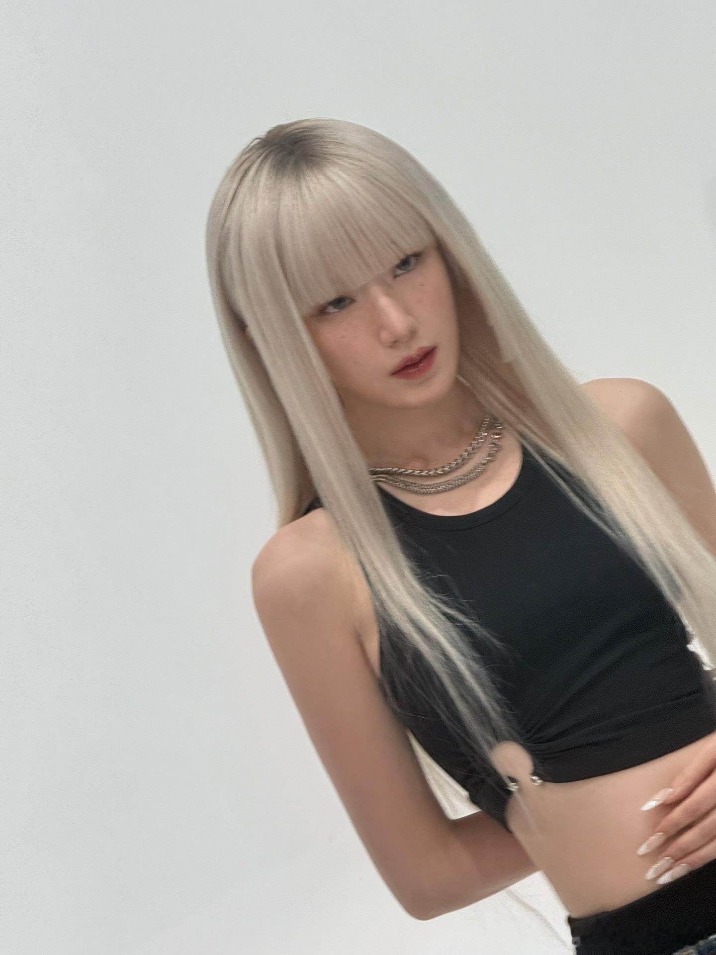 叶舒华金发齐刘海叶舒华换上金发齐刘海造型，简直像从童话里走出的精灵。这独特搭配，