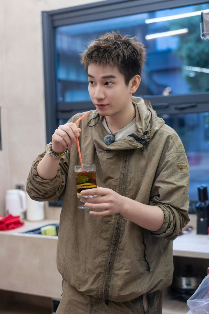 王子奇睡着被徐志胜盖衣服 徐志胜看着大大咧咧，但总在别人需要的时候做点什么。王子