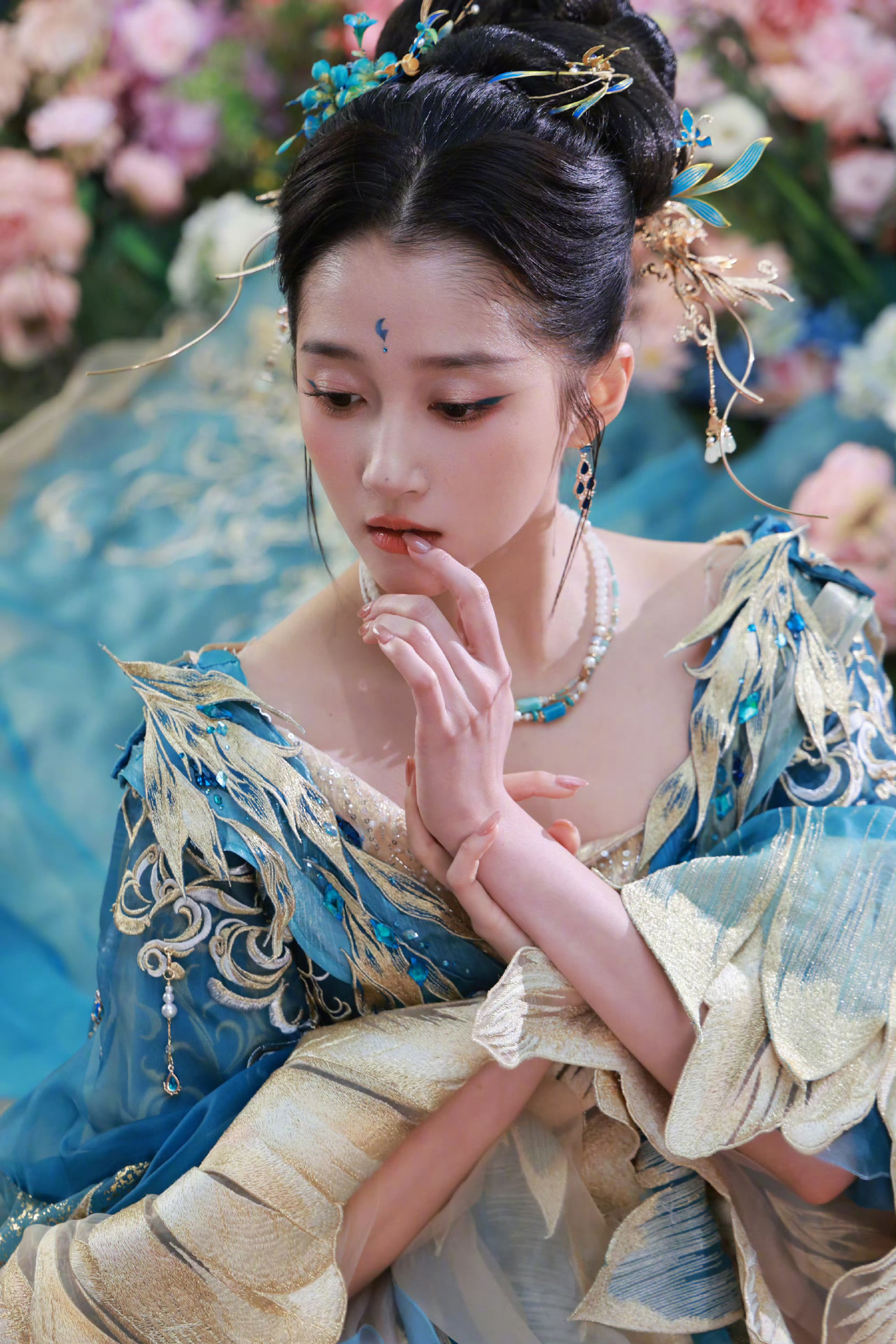 关晓彤 青鸟神女晓彤这造型，简直是青鸟本鸟！太美了