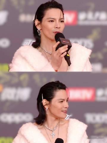 向佐回应风格争议  向佐的风格争议因这句“别人笑我太疯癫，我笑他人看不穿”掀起新