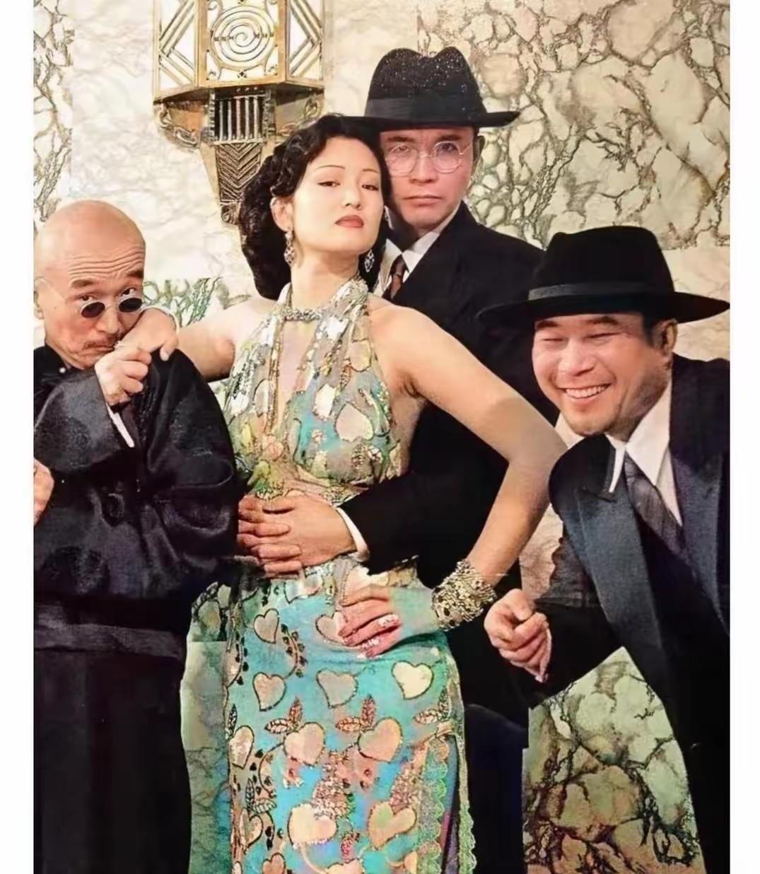 一张三十年前的珍贵老照片🔥
满满的年代氛围感，褪去时光滤镜，满是旧日风华。
敢