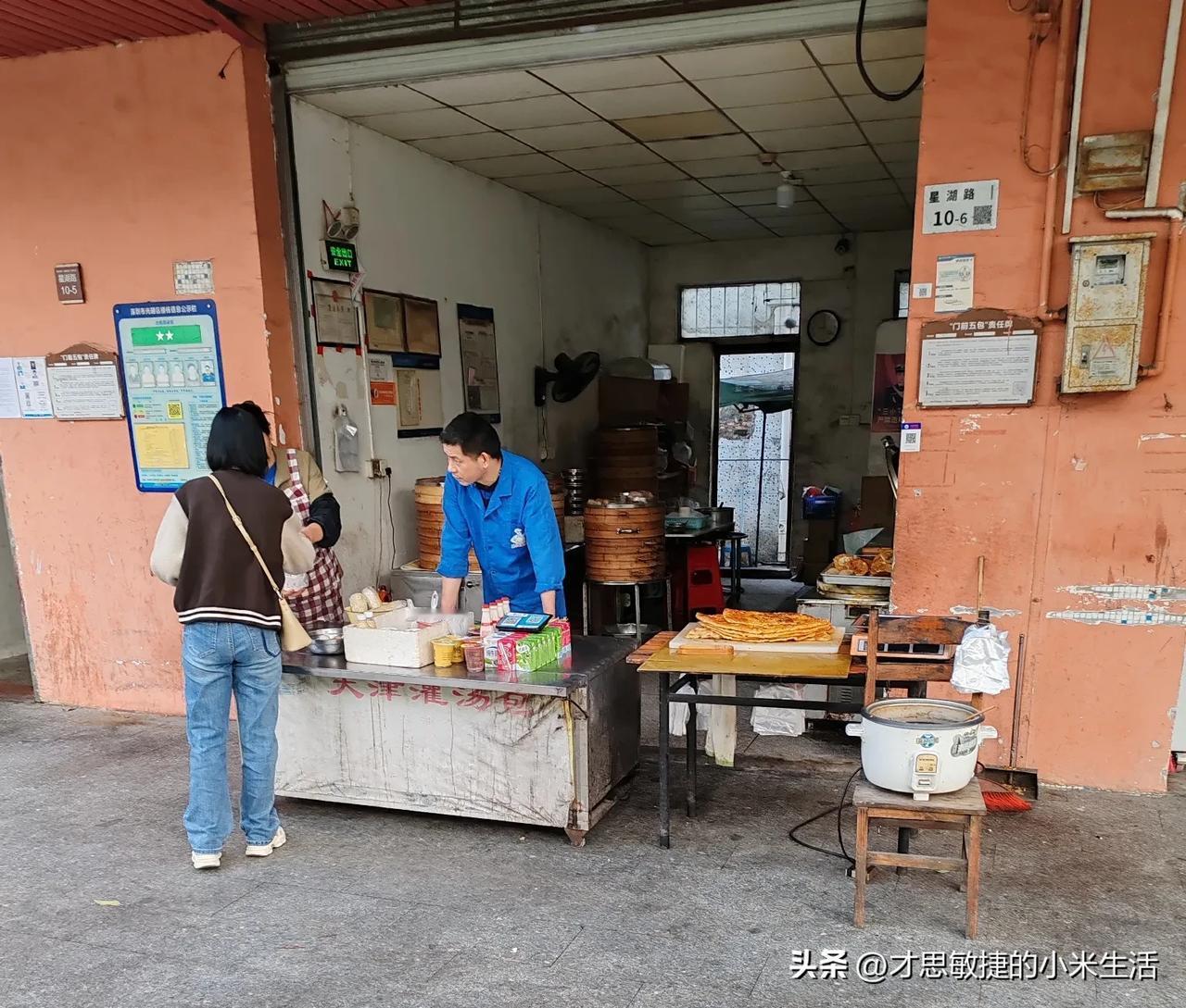 在深圳，
开一家这样的早餐店赚钱吗？
开全天，三餐都卖，
除了肠粉，河粉，米粉不