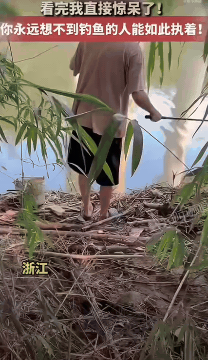 极致专注！浙江，一大哥挑了一处杂草多的岸边钓鱼，全程专心致志的盯着水面的鱼漂，全