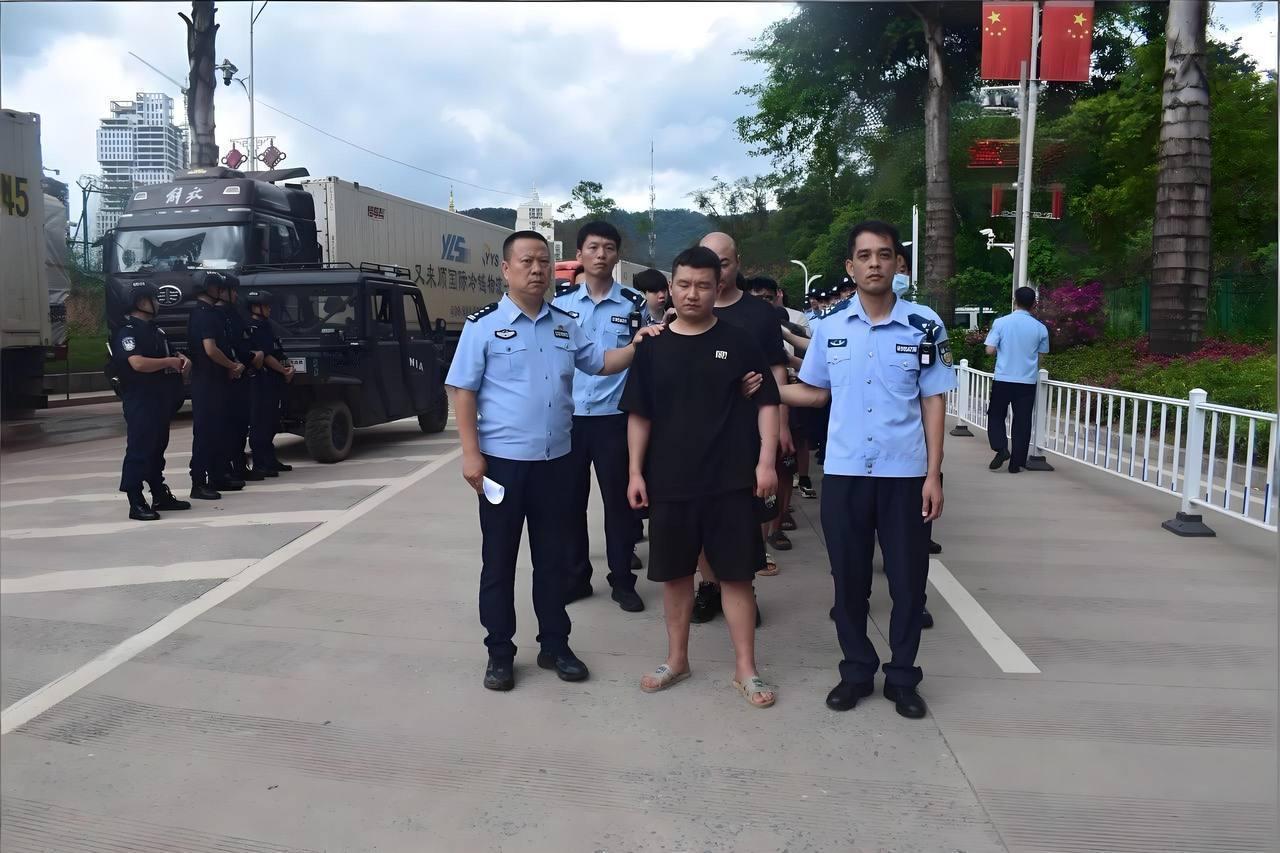 老挝波乔省向中方移交79名中国籍电诈嫌犯5月15日，老挝波乔省公安厅在老挝南塔省