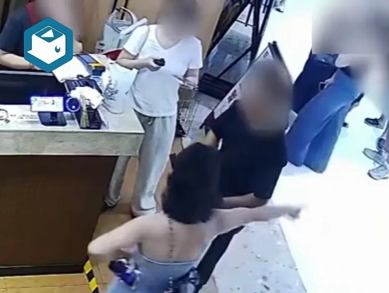 长沙餐厅碰触事件中，对孩子行为的争议。我们认为孩子是无意的，但这个无意是指无意*