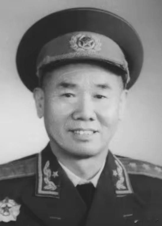 1947年悍将陈再道路过老家，离家19年进门，亲舅母吓得贴墙发抖：长官别抢我家米