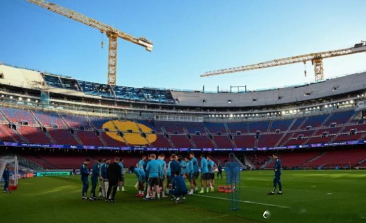 太阳报报道，巴塞罗那的诺坎普球场翻新工程仍在进行中。巴塞罗那的标志性球场诺坎普自