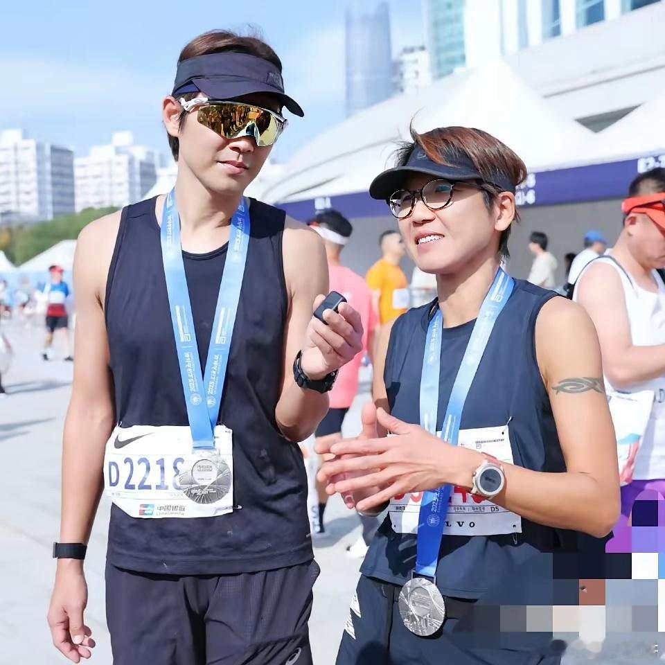 我问我爱跑马拉松的朋友钟汉良40公里，跑四个小时很厉害吗？我朋友瞳孔震惊的问道：