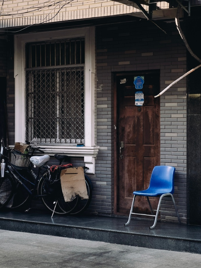 人性的四个局限性：1、时间的局限：夏虫不可语冰；2、空间的局限：井蛙不可语海；3