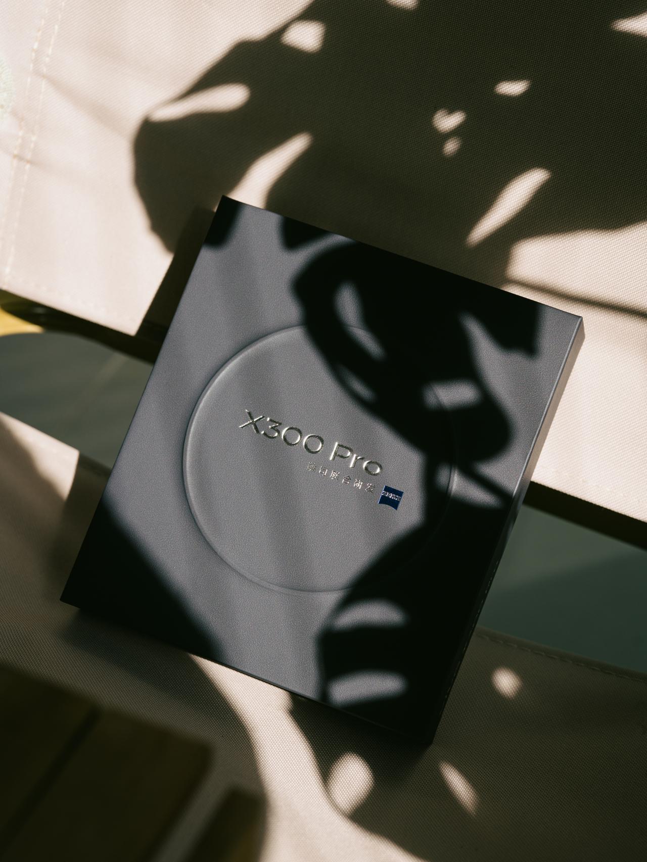 迟来的开箱，X300 Pro。借到了简单白这个配色，作为白色党，还是更喜欢。经久