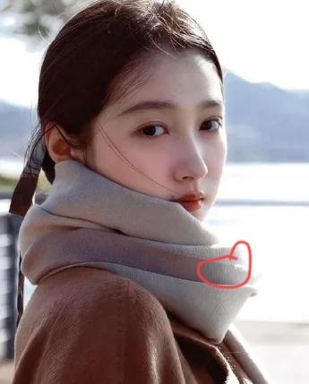 最近这出闹剧真让人开了眼！
几张聊天截图就能把几个艺人搅得不得安宁。
爆料者轻飘